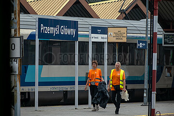 Polen  Przemysl - Reinigungspersonal am Hauptbahnhof Przemysl Glowny  der als Grenzbahnhof eine Zugverbindung in das ukrainische Lviv hat