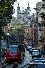 Ukraine  Lwiw - Hauptstrasse mit Stau und Strassenbahn im Stadtzentrum