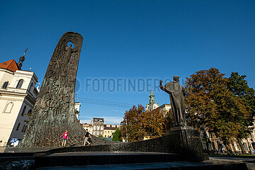 Ukraine  Lwiw - Das Schewtschenko-Denkmal am Prospekt Svobody  dem wichtigsten Boulevard der Stadt. Der ukrainische Dichter Taras Schewtschenko lebte im 19 Jh.