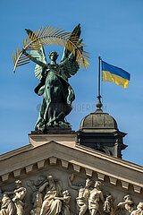 Ukraine  Lwiw - Statue „Ruhm“ auf der Lemberger Oper am Prospekt Svobody