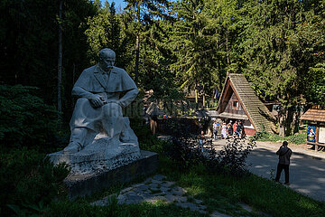 Ukraine  Lwiw - Schewtschenko-Denkmal beim Eingang zum Freilichtmuseum Schewtschenkiwskyj Haj mit historischen ukrainischen Baudenkmaelern