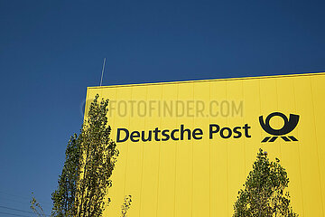 Berlin  Deutschland - Der Schriftzug Deutsche Post an der DHL Zustellbasis in Berlin-Marzahn.