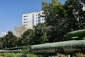 Berlin  Deutschland - Fernwaermeleitungen vor einem Wohnhochhaus in Berlin-Lichtenberg.