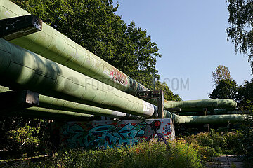 Berlin  Deutschland - Fernwaermeleitungen auf Betonstuetzen in einem Park in Berlin-Lichtenberg.