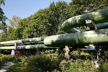 Berlin  Deutschland - Fernwaermeleitungen auf Betonstuetzen in einem Park in Berlin-Lichtenberg.