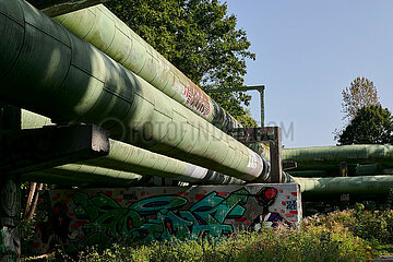 Berlin  Deutschland - Fernwaermeleitungen auf Betonstuetzen in einem Park in Berlin-Lichtenberg.