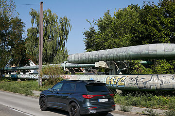 Berlin  Deutschland - Fernwaermeleitungen auf Betonstuetzen in Berlin-Hohenschoenhausen.