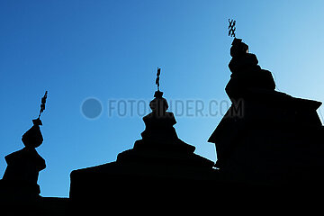 Ukraine  Lwiw - Silhouette einer Holzkirche  18 Jh.  Region Lwiw  Ukrainische griechisch-katholische Kirche  Freilichtmuseum Schewtschenkiwskyj Haj mit historischen ukrainischen Baudenkmaelern