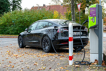 Tesla Model 3 beim Laden