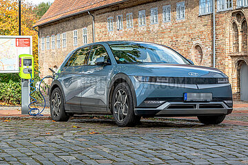 Hyundai Ioniq 5 auf einem E-Parkplatz