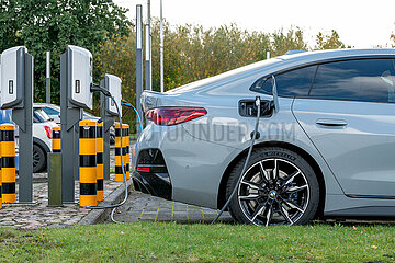 BMW i4 M50 auf einem E-Parkplatz