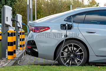 BMW i4 M50 auf einem E-Parkplatz