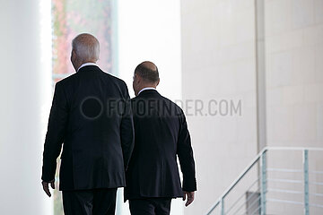 Berlin  Deutschland - Joseph Biden und Olaf Scholz beim Abgang nach der gemeinsamen Pressekonferenz im Kanzleramt.