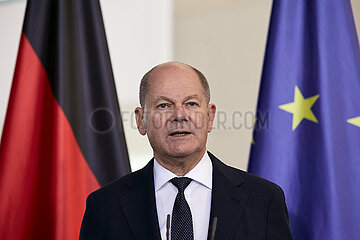 Berlin  Deutschland - Olaf Scholz bei der Pressekonferenz anlaesslich des Besuchs des Praesidenten der USA im Kanzleramt.