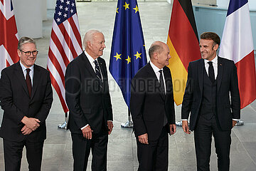 Berlin  Deutschland - Keir Starmer mit Joseph Biden sowie Olaf Scholz und Emanuel Macron beim Fototermin des QUAD-Treffens im Kanzleramt.