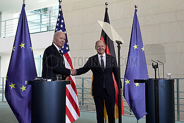 Berlin  Deutschland - Joseph Biden und Olaf Scholz geben sich die Haende nach der gemeinsamen Pressekonferenz im Kanzleramt.