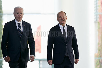 Berlin  Deutschland - Joseph Biden und Olaf Scholz auf dem Weg zur gemeinsamen Pressekonferenz im Kanzleramt.