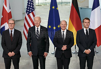 Berlin  Deutschland - Keir Starmer mit Joseph Biden sowie Olaf Scholz und Emanuel Macron beim Fototermin des QUAD-Treffens im Kanzleramt.