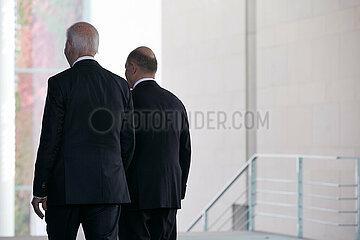 Berlin  Deutschland - Joseph Biden und Olaf Scholz beim Abgang nach der gemeinsamen Pressekonferenz im Kanzleramt.