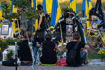 Ukraine  Lwiw - Das Marsfeld  Ehrenfriedhof der gefallenen Lwiwer Soldaten im Ukrainekrieg  Angehoerige am Grab eines Soldaten