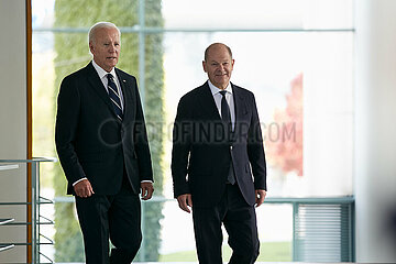 Berlin  Deutschland - Joseph Biden und Olaf Scholz auf dem Weg zur gemeinsamen Pressekonferenz im Kanzleramt.