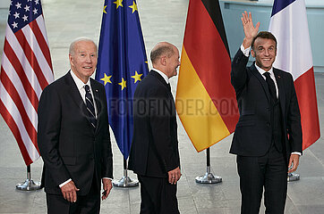 Berlin  Deutschland - Joseph Biden mit Olaf Scholz und Emanuel Macron beim Fototermin im Kanzleramt.