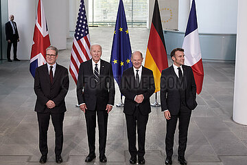 Berlin  Deutschland - Keir Starmer mit Joseph Biden sowie Olaf Scholz und Emanuel Macron beim Fototermin des QUAD-Treffens im Kanzleramt.