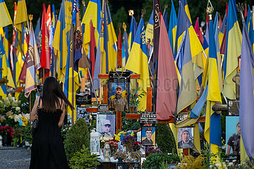 Ukraine  Lwiw - Das Marsfeld  Ehrenfriedhof der gefallenen Lwiwer Soldaten im Ukrainekrieg