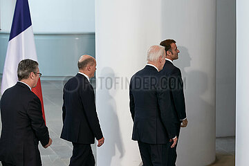 Berlin  Deutschland - Keir Starmer mit Joseph Biden sowie Olaf Scholz und Emanuel Macron nach Fototermin des QUAD-Treffens im Kanzleramt.