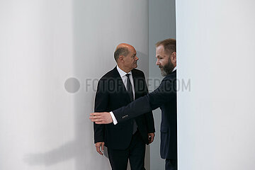 Berlin  Deutschland - Olaf Scholz kurz vor einem Fototermin im oestlichen Foyer im Kanzleramt.