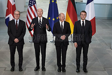 Berlin  Deutschland - Keir Starmer mit Joseph Biden sowie Olaf Scholz und Emanuel Macron beim Fototermin des QUAD-Treffens im Kanzleramt.