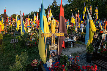 Ukraine  Lwiw - Das Marsfeld  Ehrenfriedhof der gefallenen Lwiwer Soldaten im Ukrainekrieg