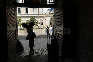 Ukraine  Lwiw - Mann als Mickey Mouse verkleidet am Marktplatz (ukrainisch Rynok  Altstadt seid 1998 auf der UNESCO-Liste des Weltkulturerbes)