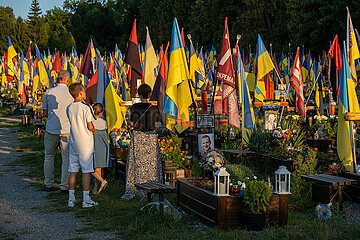 Ukraine  Lwiw - Das Marsfeld  Ehrenfriedhof der gefallenen Lwiwer Soldaten im Ukrainekrieg