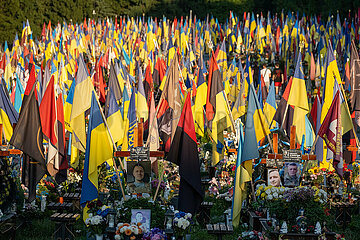 Ukraine  Lwiw - Das Marsfeld  Ehrenfriedhof der gefallenen Lwiwer Soldaten im Ukrainekrieg