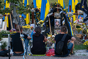 Ukraine  Lwiw - Das Marsfeld  Ehrenfriedhof der gefallenen Lwiwer Soldaten im Ukrainekrieg  Angehoerige am Grab eines Soldaten