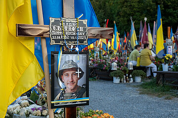 Ukraine  Lwiw - Das Marsfeld  Ehrenfriedhof der gefallenen Lwiwer Soldaten im Ukrainekrieg