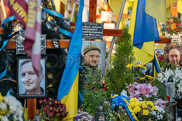 Ukraine  Lwiw - Das Marsfeld  Ehrenfriedhof der gefallenen Lwiwer Soldaten im Ukrainekrieg