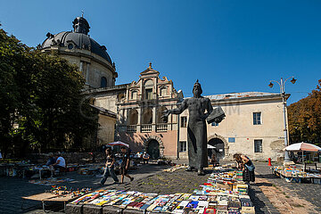 Ukraine  Lwiw - Buechermarkt am Muzeina-Platz mit Ivan-Fedorov-Statue in der Altstadt  seid 1998 auf der UNESCO-Liste des Weltkulturerbes