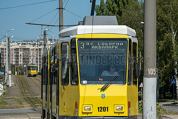 Ukraine  Lwiw - Strassenbahnen in einem Wohnquartier