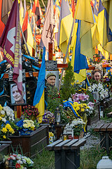 Ukraine  Lwiw - Das Marsfeld  Ehrenfriedhof der gefallenen Lwiwer Soldaten im Ukrainekrieg