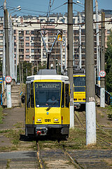 Ukraine  Lwiw - Strassenbahnen in einem Wohnquartier