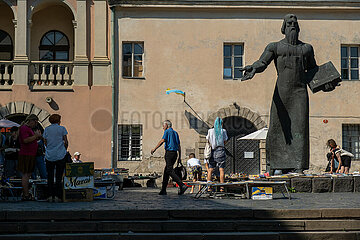 Ukraine  Lwiw - Buechermarkt am Muzeina-Platz mit Ivan-Fedorov-Statue in der Altstadt  seid 1998 auf der UNESCO-Liste des Weltkulturerbes