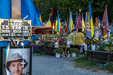 Ukraine  Lwiw - Das Marsfeld  Ehrenfriedhof der gefallenen Lwiwer Soldaten im Ukrainekrieg