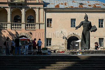 Ukraine  Lwiw - Buechermarkt am Muzeina-Platz mit Ivan-Fedorov-Statue in der Altstadt  seid 1998 auf der UNESCO-Liste des Weltkulturerbes