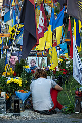 Ukraine  Lwiw - Das Marsfeld  Ehrenfriedhof der gefallenen Lwiwer Soldaten im Ukrainekrieg  Angehoerige am Grab