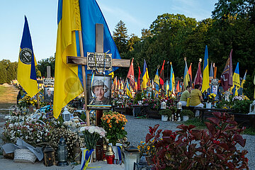 Ukraine  Lwiw - Das Marsfeld  Ehrenfriedhof der gefallenen Lwiwer Soldaten im Ukrainekrieg