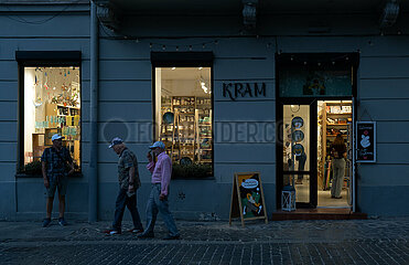 Ukraine  Lwiw - Souvenirgeschaeft KRAM in der Altstadt mit Souvenirs und Toepferwaren