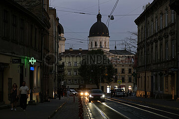 Ukraine  Lwiw - Strassenszene mit der Verklaerungskirche in der Altstadt  seid 1998 auf der UNESCO-Liste des Weltkulturerbes