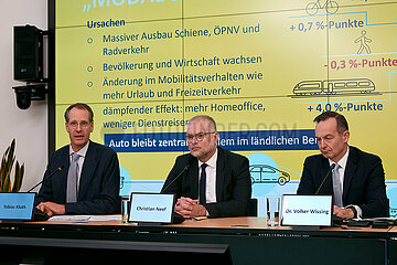 Berlin  Deutschland - Tobias Kluth mit Christian Neef und Volker Wissing bei der Pressekonferenz zur Vorstellung der neuen Verkehrsprognose 2040.